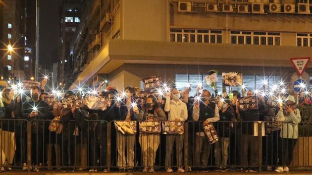 Hong Kong protesters gather outside a detention centre in Lai Chi Kok to demand the release of protesters, in Hong Kong, China. (Lucy Nicholson / REUTERS) Hong Kong protesters gather outside a detention centre in Lai Chi Kok to demand the release of protesters, in Hong Kong, China. (Lucy Nicholson / REUTERS)