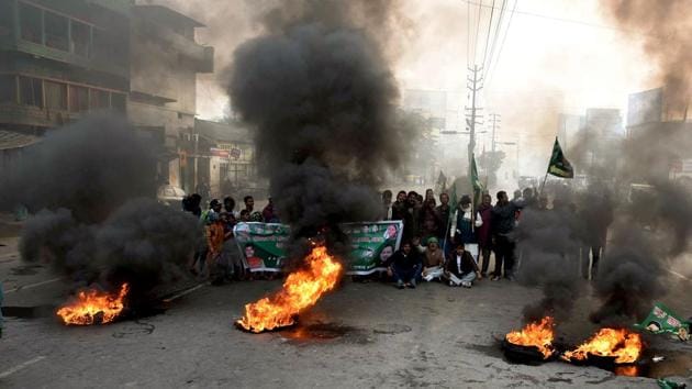 Rashtriya Janta Dal (RJD) supporters burn tyres and block roads during Bihar Bandh, called by RJD to agitate against Citizenship Amendment Act (CAA) in Patna, Bihar. Thousands of people joined fresh rallies against the contentious law, with 21 killed so far in this month’s unrest. The death toll jumped after demonstrations turned violent on Friday in the most populous state Uttar Pradesh, leaving at least 16 dead, including an eight-year-old boy, who was trampled. (ANI)