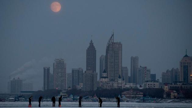 Workers use picks to cut ice blocks from the frozen Songhua river in Harbin, China’s northeastern Heilongjiang province. Liu Yantao and his six co-workers toil on a frozen river in northeast China before dawn, using hand tools and machines to carve large ice bricks for the annual Harbin Ice Festival. (Noel Celis / AFP) Workers use picks to cut ice blocks from the frozen Songhua river in Harbin, China’s northeastern Heilongjiang province. Liu Yantao and his six co-workers toil on a frozen river in northeast China before dawn, using hand tools and machines to carve large ice bricks for the annual Harbin Ice Festival. (Noel Celis / AFP)
