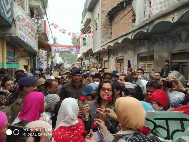 Women protesters presented roses to the district magistrate of Hapur while apprising her of their worries.(HT)