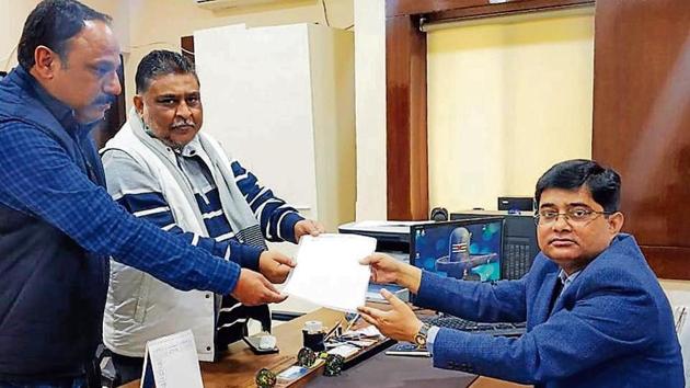 MM also requested the Commission that they should not be allowed to go inside with electronic gadgets and touch the ballot units, control units and VVPAT. (HT photo) MM also requested the Commission that they should not be allowed to go inside with electronic gadgets and touch the ballot units, control units and VVPAT. (HT photo)