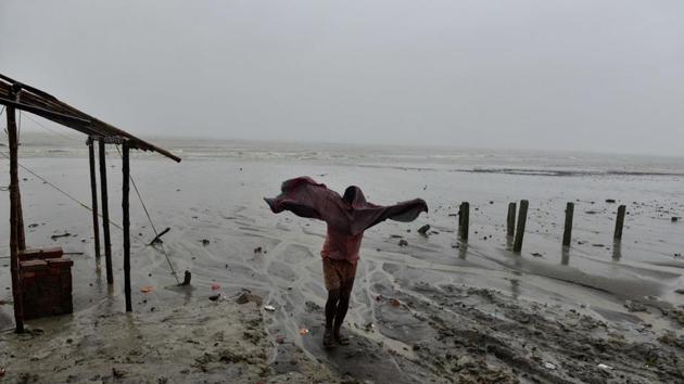 A shopkeeper walking through heavy winds on Fraserganj beach of South 24 Parganas district due to cyclone Bulbul approaching, in Bakkhali, West Bengal. (Samir Jana / Hindustan Times) A shopkeeper walking through heavy winds on Fraserganj beach of South 24 Parganas district due to cyclone Bulbul approaching, in Bakkhali, West Bengal. (Samir Jana / Hindustan Times)