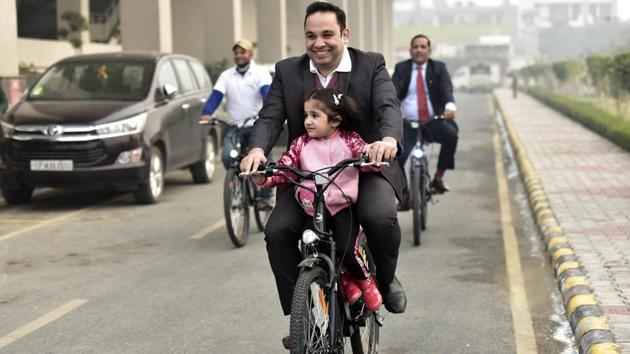 People ride e-cycles, in Noida. NMRC launched 30 e-cycles for environment friendly last mile connectivity from metro stations. (Virendra Singh Gosain / HT Photo) People ride e-cycles, in Noida. NMRC launched 30 e-cycles for environment friendly last mile connectivity from metro stations. (Virendra Singh Gosain / HT Photo)