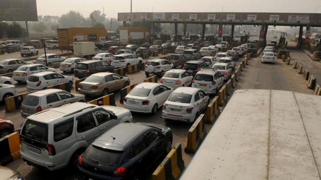 Long queues of vehicles are seen after the FASTags weren’t working properly, at Kherki Daula toll plaza, in Gurugram. (Parveen Kumar / HT Photo) Long queues of vehicles are seen after the FASTags weren’t working properly, at Kherki Daula toll plaza, in Gurugram. (Parveen Kumar / HT Photo)