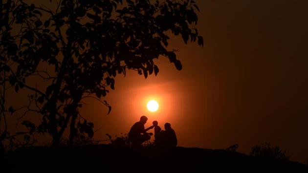 A family spends time by the sunset on a cold evening near Parvati Road, Dhorvadi in Pune, Maharashtra. (Shankar Narayan / HT Photo) A family spends time by the sunset on a cold evening near Parvati Road, Dhorvadi in Pune, Maharashtra. (Shankar Narayan / HT Photo)