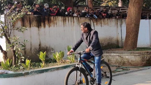 Hemant Soren rides his bike ahead of the vote counting at his residence. (SUNETRA CHOUDHARY) Hemant Soren rides his bike ahead of the vote counting at his residence. (SUNETRA CHOUDHARY)