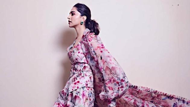 Deepika seems to be in love with florals, so we just can’t forget to mention that we totally dig this little number by Anamika Khanna too, and Deepika’s supermodel pose too! (INSTAGRAM)