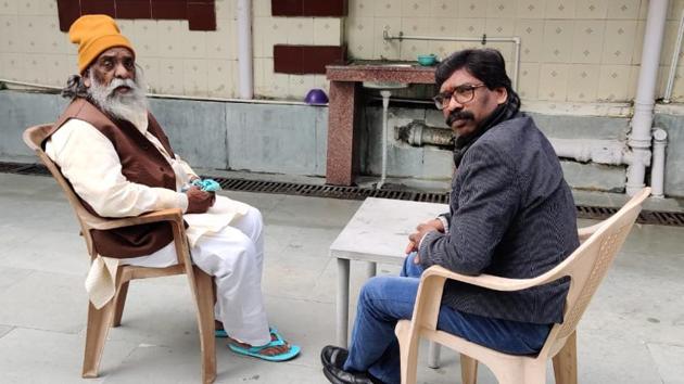 Hemant Soren with father Shibu Soren at Soren residence. (Sunetra choudhary) Hemant Soren with father Shibu Soren at Soren residence. (Sunetra choudhary)