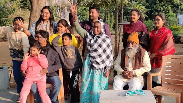 The Sorens wave at mediapersons huddled outside Soren residence. (SUNETRA CHOUDHARY) The Sorens wave at mediapersons huddled outside Soren residence. (SUNETRA CHOUDHARY)