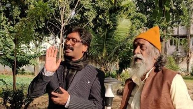 JMM chief Hemant Soren, with father Shibu Soren, speaks to media ahead of the vote counting and Jharkhand Assembly Election Results. (Sunetra choudhary)