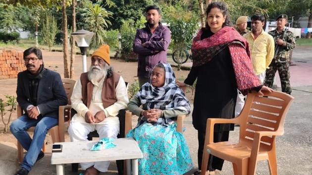 Shibu Soren, Hemant Soren, Rupi Soren and Kalpana Soren at the Soren residence ahead of the vote counting. (SUNETRA CHOUDHARY) Shibu Soren, Hemant Soren, Rupi Soren and Kalpana Soren at the Soren residence ahead of the vote counting. (SUNETRA CHOUDHARY)