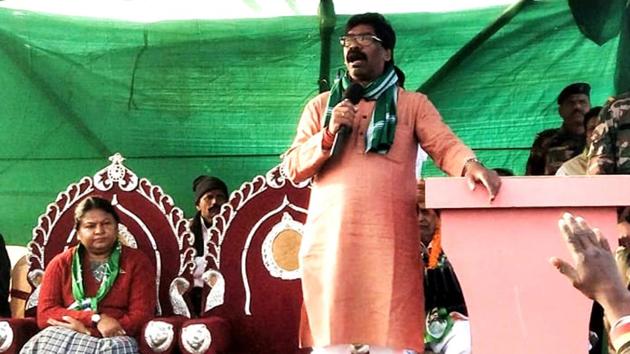 JMM working president Hemant Soren during an election rally at Amrapahari of Jama assembly in Dumka on Tuesday December 18. (HT Photo) JMM working president Hemant Soren during an election rally at Amrapahari of Jama assembly in Dumka on Tuesday December 18. (HT Photo)