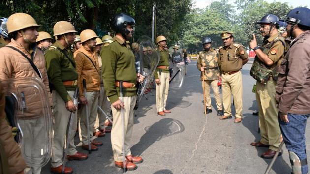 A senior police officer briefs other officials at Parivartan Chowk, in Lucknow, Uttar Pradesh. (Dheeraj Dhawan / Hindustan Times) A senior police officer briefs other officials at Parivartan Chowk, in Lucknow, Uttar Pradesh. (Dheeraj Dhawan / Hindustan Times)