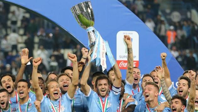 Lazio's Senad Lulic and teammates celebrate winning the Italian Super Cup with the trophy.(REUTERS)