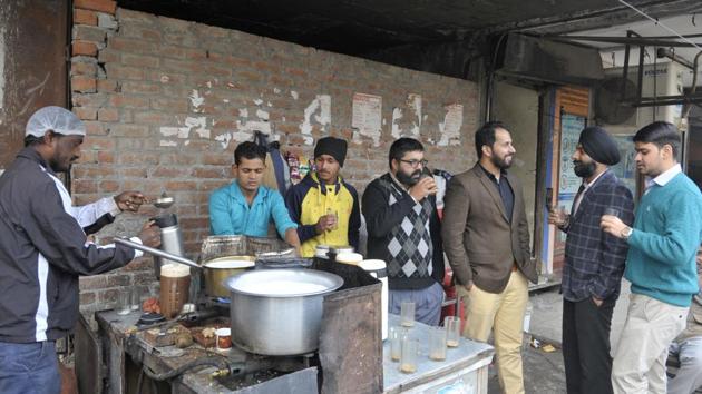 Even the rising prices of milk have failed to deter residents from grabbing a cuppa, which usually(HARSIMAR PAL SINGH/HT)