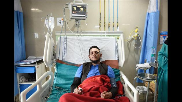 Nadeem Akhtar, a 22-year-old student of modern history, said that he was way behind in the crowd of protesters when he was hit by a rubber bullet in his forehead around 10:30 pm. He regained consciousness 12 hours later to know he had suffered a head injury. “I had come out to protest peacefully to show my sympathy for Jamia students beaten by the police,” said Akhtar, who belongs to Bihar. (Burhaan Kinu / HT Photo) Nadeem Akhtar, a 22-year-old student of modern history, said that he was way behind in the crowd of protesters when he was hit by a rubber bullet in his forehead around 10:30 pm. He regained consciousness 12 hours later to know he had suffered a head injury. “I had come out to protest peacefully to show my sympathy for Jamia students beaten by the police,” said Akhtar, who belongs to Bihar. (Burhaan Kinu / HT Photo)