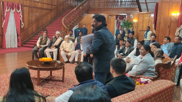 JMM’s Hemant Soren stakes claim to form government (Sourced) JMM’s Hemant Soren stakes claim to form government (Sourced)