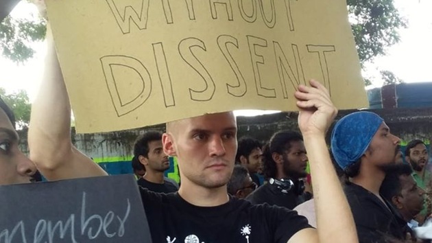 A photo circulated on Twitter shows Lindenthal holding a sign that reads: “1933-1945 We have been there,” a reference to Nazi Germany. (Facebook/Chinta Bar) A photo circulated on Twitter shows Lindenthal holding a sign that reads: “1933-1945 We have been there,” a reference to Nazi Germany. (Facebook/Chinta Bar)