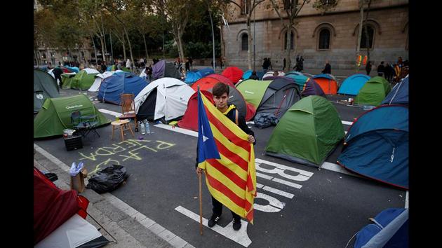 Axel Buxade, 18, a student, with a Catalan flag during a protest at University Square in Barcelona, Spain."We're here, mainly young people, outraged by the sentences and the inability of politicians to talk," said Buxade. "There have been acts of mutual support, if they reach their goal we'll be very happy," he said, referring to Hong Kong. (Rafael Marchante / REUTERS) Axel Buxade, 18, a student, with a Catalan flag during a protest at University Square in Barcelona, Spain."We're here, mainly young people, outraged by the sentences and the inability of politicians to talk," said Buxade. "There have been acts of mutual support, if they reach their goal we'll be very happy," he said, referring to Hong Kong. (Rafael Marchante / REUTERS)