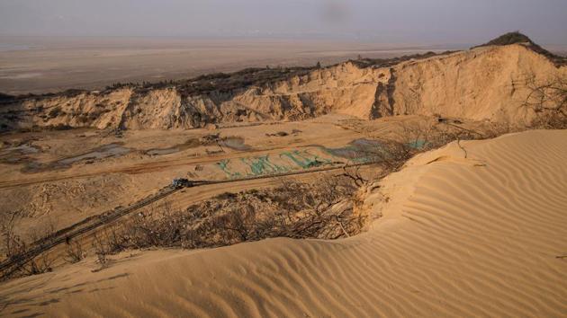 An area cleared for sand mining is situated on a dried Poyang Lake lake bed. The Poyang, described by President Xi Jinping as a vital “kidney” filtering the water supplies of 40% of China’s population, has also been hurt by intensive sand mining, untreated wastewater and the impact of the giant Three Gorges Dam some 560km upstream. (Aly Song / REUTERS) An area cleared for sand mining is situated on a dried Poyang Lake lake bed. The Poyang, described by President Xi Jinping as a vital “kidney” filtering the water supplies of 40% of China’s population, has also been hurt by intensive sand mining, untreated wastewater and the impact of the giant Three Gorges Dam some 560km upstream. (Aly Song / REUTERS)