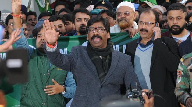 JMM working president and Chief Ministerial candidate Hemant Soren addressing a press conference at his residence in Ranchi, Jharkhand, India, on Monday, December 23, 2019.(Diwakar Prasad/ Hindustan Times) JMM working president and Chief Ministerial candidate Hemant Soren addressing a press conference at his residence in Ranchi, Jharkhand, India, on Monday, December 23, 2019.(Diwakar Prasad/ Hindustan Times)