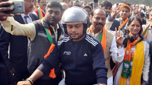 BJP’s Raghubar Das a candidate of Jamshedpur East assembly constituency campaiging for election on bike in Jamshedpur .(Photo: Manoj Kumar/ Hindustan Times) BJP’s Raghubar Das a candidate of Jamshedpur East assembly constituency campaiging for election on bike in Jamshedpur .(Photo: Manoj Kumar/ Hindustan Times)