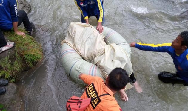 Rescue workers carry the body of a passenger after a bus fell into a ravine at Liku Lemantang, near Palembang, South Sumatra province, Indonesia. (REUTERS) Rescue workers carry the body of a passenger after a bus fell into a ravine at Liku Lemantang, near Palembang, South Sumatra province, Indonesia. (REUTERS)