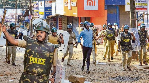 Police personnel and protesters clash during a rally against the amended Citizenship Act and NRC in Mangaluru on Dec 19(PTI)