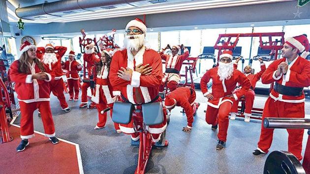 People dressed as Santa Claus work out at a gym at Ghodbunder Road in Thane on Tuesday. (HT Photo) People dressed as Santa Claus work out at a gym at Ghodbunder Road in Thane on Tuesday. (HT Photo)