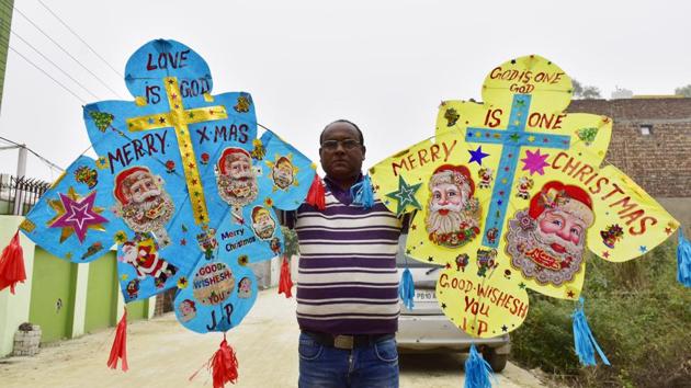 Well-known kite maker Jagmohan Kanojia seen holding his kites on Christmas Eve in Amritsar, Punjab. (Sameer Sehgal / HT Photo) Well-known kite maker Jagmohan Kanojia seen holding his kites on Christmas Eve in Amritsar, Punjab. (Sameer Sehgal / HT Photo)