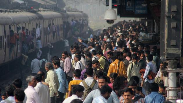 Commuters complained they reached their destinations late and passengers travelling towards the CSMT were more inconvenienced as fewer trains were plying on the route. (Praful Gangurde/ Hindustan Times (Representative image)) Commuters complained they reached their destinations late and passengers travelling towards the CSMT were more inconvenienced as fewer trains were plying on the route. (Praful Gangurde/ Hindustan Times (Representative image))