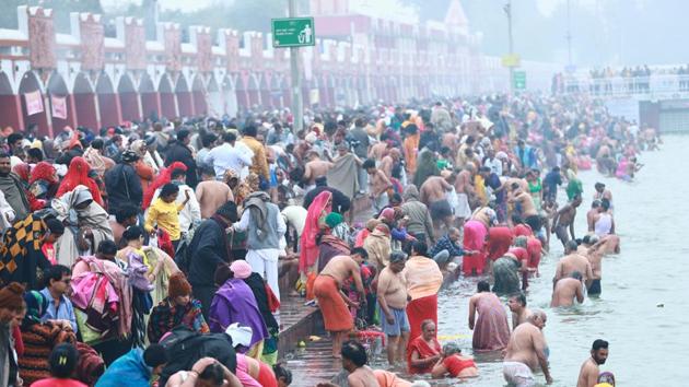 A majority of pilgrims bathed in the Brahma Sarovar during the solar eclipse.(HT Photo)
