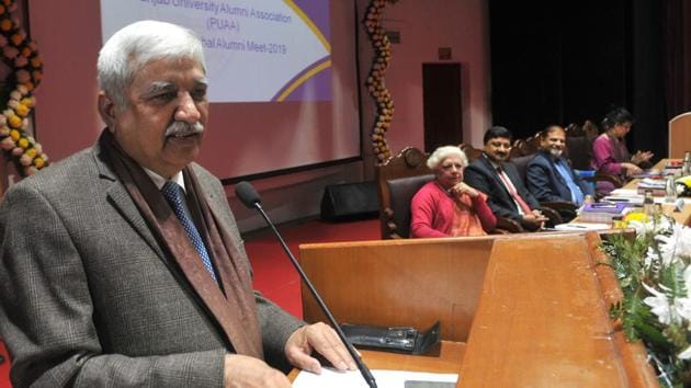 Chief Election commissioner of India Sunil Arora held the meeting today to discuss what needs to be done for smooth elections in Delhi.(Ravi Kumar/HT Photo)