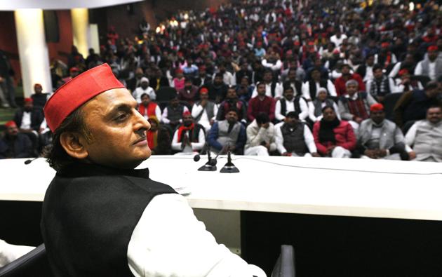 Samajwadi Party chief Akhilesh Yadav addressing a gathering at the party office in Lucknow on Thursday.(Dheeraj Dhawan/HT)