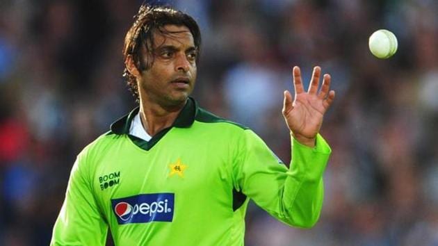 Shoaib Akhtar of Pakistan catches the ball.(Getty Images)