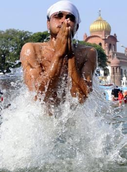 A devotee taking a dip in the holy sarovar at Gurdwara Fatehgarh Sahib on the occasion of Shaheedi Jor Mela on Thursday.(BHARAT BHUSHAN/HT)