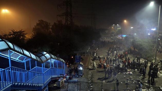 Local residents sit around bonfires to keep themselves warm as they block a road during the protest against CAA. While some demonstrations have turned violent - at least 21 people have been killed during clashes with police - Shaheen Bagh’s occupation is entirely peaceful, reports Reuters. (Anushree Fadnavis / REUTERS)