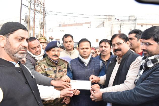A group of Muslims handing over a demand draft of Rs 627507 to DM Ravindra Kumar and SSP Santosh Kumar Singh in Bulandshahar on Friday against value of damaged property during protests on December 20.(HT Photo) A group of Muslims handing over a demand draft of Rs 627507 to DM Ravindra Kumar and SSP Santosh Kumar Singh in Bulandshahar on Friday against value of damaged property during protests on December 20.(HT Photo)