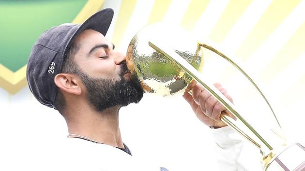 India skipper Virat Kohli kisses the Border–Gavaskar Trophy.(Getty Images)