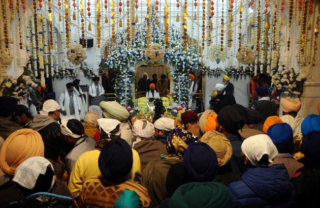 Devotees paying obeisance at the Gurdwara Fatehgarh Sahib on Friday.(BHARAT BHUSHAN/HT) Devotees paying obeisance at the Gurdwara Fatehgarh Sahib on Friday.(BHARAT BHUSHAN/HT)