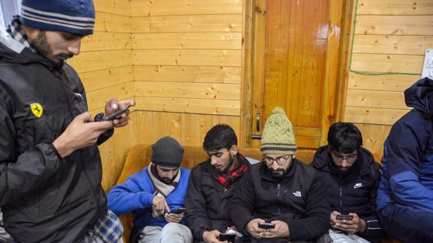 Mobile services were restored in the Kashmir valley in October.(PTI Photo)
