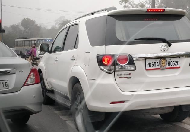 The picture of the Punjab Police SUV at the Hallomajra light point shared by a commuter on Twitter on Saturday.(HT Photo)