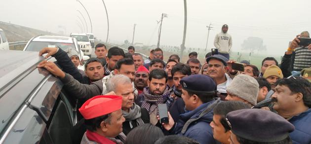 Uttar Pradesh president of Samajwadi Party, Naresh Uttam, and others being stopped outside Firozabad city on Saturday.(HT Photo)