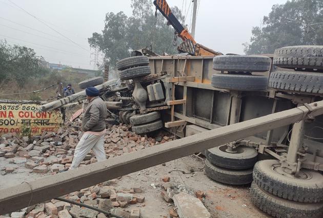 The overturned truck on Chandigarh road in Ludhiana on Saturday.(ht photo)