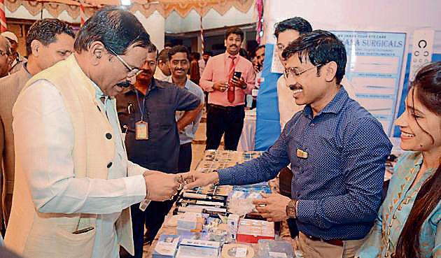 Shripad Naik, minister of state for Ayush, at an Ayurvedic stall at Tilak Mahavidyalaya in Pune, on Saturday.(Shankar Narayan/HT PHOTO)