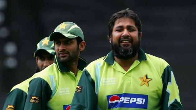 File image of former Pakistan captain Inzamam Ul Haq with his teammates.(Getty Images)