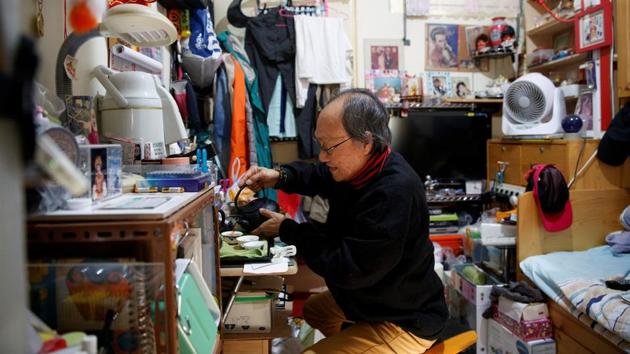 Retired sailor Michael Sham, 73, pours tea in his one-room apartment in the Model Housing Estate at North Point. “Many people at my age do not support the (protest) movement, but I do because I am a Hongkonger and I like human rights and democracy, which is something the Beijing government doesn't have," Sham said, adding that he voted for the incoming pro-democracy district councillor James Pui. (Thomas Peter / REUTERS) Retired sailor Michael Sham, 73, pours tea in his one-room apartment in the Model Housing Estate at North Point. “Many people at my age do not support the (protest) movement, but I do because I am a Hongkonger and I like human rights and democracy, which is something the Beijing government doesn't have," Sham said, adding that he voted for the incoming pro-democracy district councillor James Pui. (Thomas Peter / REUTERS)