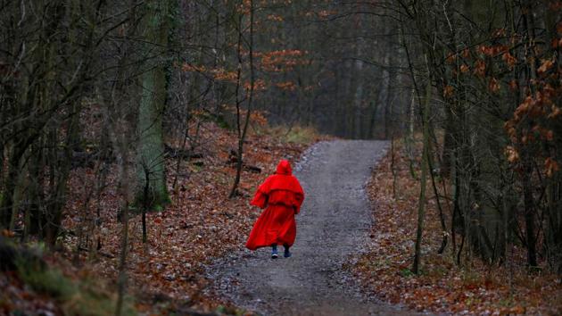 A runner dressed as Santa Claus walks through the forest while joining the annual ‘Roast Goose Digestion Run’ aiming to burn the calories after holiday celebrations in Berlin, Germany. (Michele Tantussi / REUTERS) A runner dressed as Santa Claus walks through the forest while joining the annual ‘Roast Goose Digestion Run’ aiming to burn the calories after holiday celebrations in Berlin, Germany. (Michele Tantussi / REUTERS)