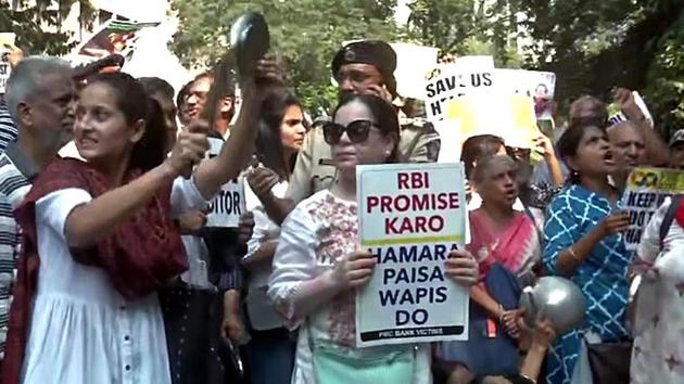 Punjab and Maharashtra Co-operative (PMC) Bank depositors protest outside Matoshree, the residence of Chief Minister Uddhav Thackeray, in Mumbai. (ANI) Punjab and Maharashtra Co-operative (PMC) Bank depositors protest outside Matoshree, the residence of Chief Minister Uddhav Thackeray, in Mumbai. (ANI)