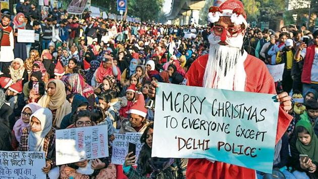 Day after day, hundreds of people have been braving the bone-chilling winter and returning to this spot to make their voices heard.(Burhaan Kinu/ Hindustan Times)